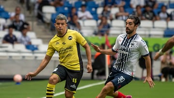 AME4079. MONTERREY (MÉXICO), 03/09/2022.- Rodolfo Pizarro (d) de Rayados disputa el balón con Bryan Colula (i) de Mazatlán, hoy, durante un partido correspondiente a la jornada 12 del Torneo Apertura 2022 entre Rayados de Monterrey y Mazatlán Fútbol Club, celebrado en el estadio BBVA de la ciudad de Monterrey (México). EFE/ Miguel Sierra.
