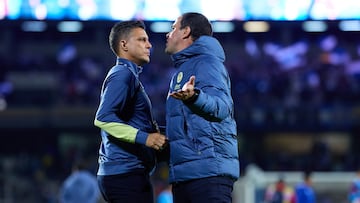 Diego Ramirez and Andre Soares Jardine head coach of America during the Quarter Finals second leg match between Cruz Azul and America as part of the CONCACAF Champions Cup 2025, at Olimpico Universitario Stadium on April 08, 2025 in Mexico City, Mexico.