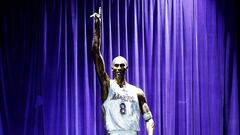 La estatua de Kobe Bryant durante una ceremonia de inauguración en el Crypto.com.