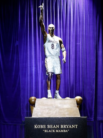 La estatua de Kobe Bryant durante una ceremonia de inauguración en el Crypto.com.