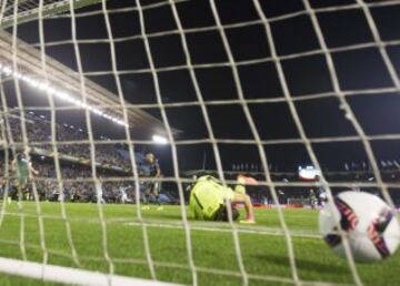 2-1. Claudio Beauvue anotó el segundo tanto.