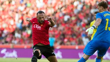 Real Mallorca's Kosovar forward #07 Vedat Muriqi challenges Villarreal's Danish goalkeeper #13 Filip Jorgensen during the Spanish Liga football match between RCD Mallorca and Villarreal CF at the Mallorca Son Moix stadium in Palma de Mallorca on August 18, 2023. (Photo by JAIME REINA / AFP)