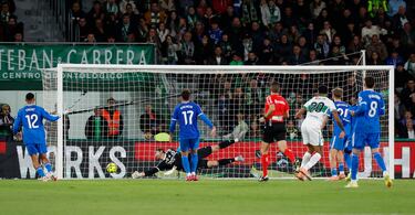 2-1. Álvaro Rodríguez recorta a Raúl Asencio en la frontal del área para soltar un zurdazo y mandar el balón a la red de la portería de Thibaut Courtois.
