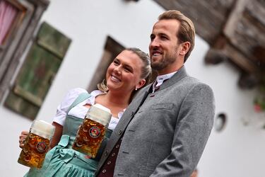 Harry Kane con su mujer, Katie Goodland, durante la fiesta del Oktoberfest celebrada en Múnich.