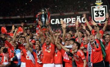 Los jugadores del Benfica celebran con el trofeo tras derrotar Olhanense y ganar el título de la Liga portuguesa en el estadio Luz de Lisboa 