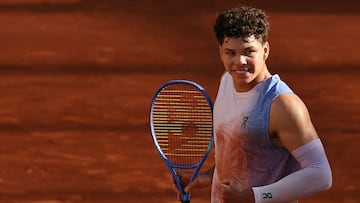 Ben Shelton celebra un punto contra Matteo Gigante en Roland Garros.