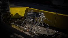 Sillas vac&iacute;as en una terraza de una c&eacute;ntrica calle de Barcelona.