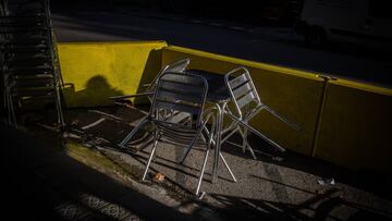 Sillas vacías en una terraza de una céntrica calle de Barcelona.