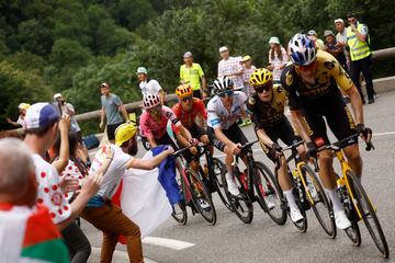 Van Aert y Vingegaard del Jumbo  tirando durante la etapa.