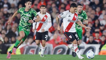 AMDEP1605. BUENOS AIRES (ARGENTINA), 21/08/2025.- Juan Fernando Quintero (d) de River Plate disputa el balón con Gustavo Aguilar de Libertad este jueves, durante un partido de los octavos de final de la Copa Libertadores entre River Plate y Libertad en el estadio Monumental, en Buenos Aires (Argentina). EFE/ Juan Ignacio Roncoroni