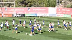 Simeone da órdenes a sus jugadores en la última sesión en el Cerro antes de medirse al Villarreal. Duelos entre líderes.