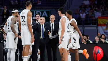 Real Madrid's Italian coach Sergio Scariolo (C) speaks to players during the Euroleague basketball match between Real Madrid Baloncesto and Partizan Belgrade at Movistar Arena in Madrid on October 15, 2025. (Photo by Oscar DEL POZO / AFP)