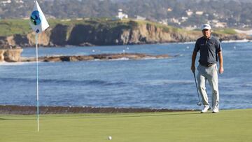 El golfista estadounidense Tom Hoge mira la bolda durante el hoyo 18 de la &uacute;ltima jornada del AT&amp;T Pebble Beach Pro-Am en el Pebble Beach Golf Links de Pebble Beach, California.