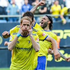 El Cádiz reina en su Carnaval con un polémico penalti