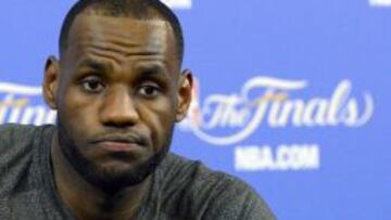 LeBron James en un rueda de prensa durante las Finales NBA.
