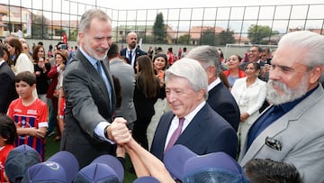 El rey Felipe VI con Cerezo en la inauguración de la escuela de fútbol del Atlético en Ecuador.