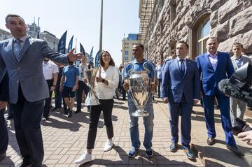 Cafú encabezando la llegada de la copa de la Champions League a Kiev junto a Iya Andrushchak y Vitali Klichkó.