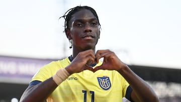 Ecuador's forward #11 Allen Obando celebrates scoring his team's second goal during the 2025 South American U-20 football championship match between Bolivia and Ecuador at the Misael Delgado stadium in Valencia, Carabobo state, Venezuela on January 24, 2025. (Photo by Juan BARRETO / AFP)
