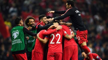 Los jugadores de Turqu&iacute;a celebran el pase a la Euro.