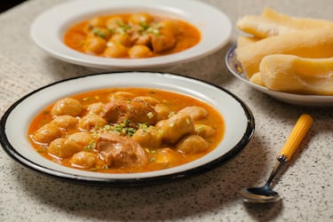 El vori vori es uno de los platos más tradicionales y representativos de la gastronomía paraguaya. Se trata de una sopa espesa elaborada con bolitas de harina de maíz y queso, que se cocinan dentro de un caldo, generalmente de pollo.