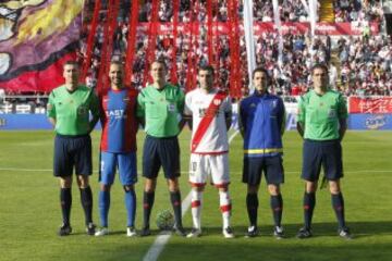 El árbitro Clos Gómez acompañado por sus asistentes Aguilar Rodríguez y Marco Martínez, el cuarto árbitro Monter Solans y los capitanes Juanfran y Trashorras.