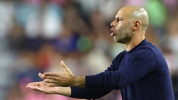 Javier Mascherano da indicaciones al borde del área técnica
