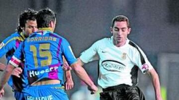 <b>VIBRANTE. </b>Sorribas y Camacho presionan a Rubén Durán durante el vibrante partido de ayer.