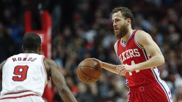 CHI01. CHICAGO (EE.UU.), 24/03/2017.- Rajon Rondo (i) de Bulls ante Sergio Rodríguez (d) de 76ers hoy, viernes 24 de marzo de 2017, durante un juego de la NBA en Chicago (EE.UU.). EFE/Kamil Krzaczynski