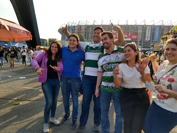 La afición americanista se dio cita en el Estadio Azteca en el duelo de semifinales ante Santos Laguna. 