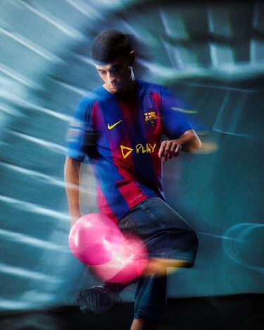 Pedri durante la presentación de la nueva camiseta del Fútbol Club Barcelona en colaboración con Ed Sheeran.