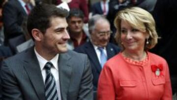 IKer Casillas, junto a Esperanza Aguirre, en la entrega de las medallas.