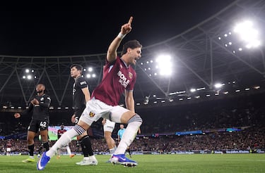 Konstantinos Mavropanos celebrando el gol del West Ham United frente al Manchester City.