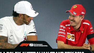 Mercedes&#039; British driver Lewis Hamilton (L) and Ferrari&#039;s German driver Sebastian Vettel (R) attend a press conference after Formula One qualifying session in Melbourne on March 16, 2019, ahead of the Formula One Australian Grand Prix. (Photo by Asanka Brendon RATNAYAKE / AFP) / -- IMAGE RESTRICTED TO EDITORIAL USE - STRICTLY NO COMMERCIAL USE --