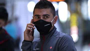 El ciclista colombiano Sebastian Henao, a su llegada al Aeropuerto de Barajas para disputar la temporada 2020.