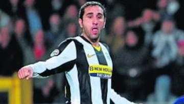 <b>FUERZA. </b>Molinaro intenta evitar la salida de un portero rival.