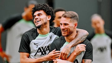 Alexis Mac Allister intenta convencer a Luis Díaz de tomar mate argentino.