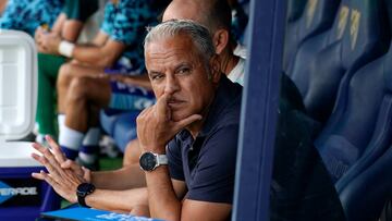 Sergio Pellicer, en el banquillo.