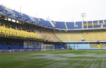 El partido de ida de la final de la Copa Libertadores entre Boca Juniors y River Plate ha tenido que ser suspendido debido a las fuertes lluvias.