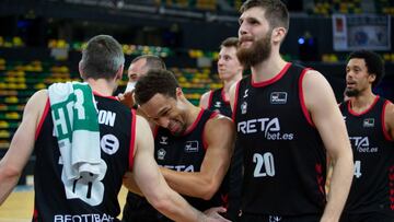 Los jugadores del Retabet Bilbao celebran la victoria ante el Hereda San Pablo Burgos.