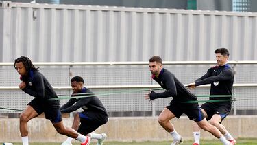SANT JOAN DESPÍ (BARCELONA), 16/02/2025.- Los jugadores del FC Barcelona Jules Koundé (i), Ansu Fati (2i), Ferran Torres (2d), y Robert Lewandowski (d) durante el entrenamiento realizado este domingo en La Ciudad Deportiva Joan Gamper de Sant Joan Despí, donde el equipo prepara el partido de Liga que disputa mañana lunes ante el Rayo Vallecano. EFE/Alberto Estévez
