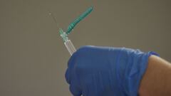 Una trabajadora sanitaria manipula el material necesario para administrar la vacuna contra la COVID-19.