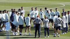 Los integrantes de la Selecci&oacute;n espa&ntilde;ola se entrenan ayer en la Ciudad Deportiva de Las Rozas con vistas al partido de hoy ante Portugal en Lisboa.