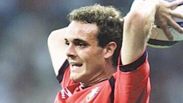 <b> FALLO DOBLE. </b>Corrales no escuchó lo que le decía Elía.