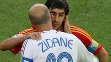 El 27 de junio de 2006 Raúl jugó su último partido mundialista con España. Fue en los octavos de final de la Copa del Mundo de Alemania, en el que la Selección perdió 1-3 ante Francia. En la fotografía, Raúl se saluda con Zidane antes del partido.