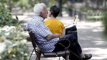 Archivo - Un pensionista descansa en un banco de un parque de Madrid.