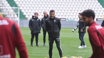 Ania observa las acciones de un rondo