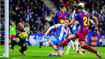 Dmitrovic soporta como un sherpa la mochila de Joan García