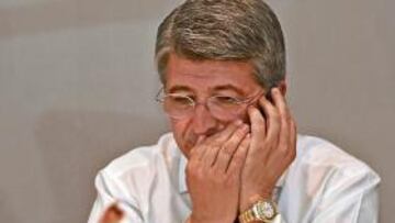 <b>EL MOMENTO. </b>Cerezo atiende la llamada que le notifica la cautelar.