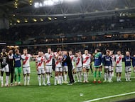 NEA PHILADELPHIA (Greece), 16/04/2026.- Rayo Vallecanos' players celebrate after the UEFA Conference League quarter-finals, 2nd leg soccer match between AEK Athens and Rayo Vallecano in Nea Philadelphia, Attica, Greece, 16 April 2026. (Grecia, Atenas, Filadelfia) EFE/EPA/GEORGIA PANAGOPOULOU