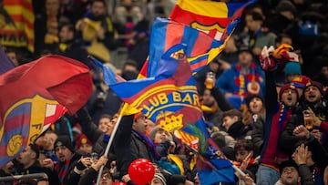 Aficionados del Barcelona en el campo del Borussia Dortmund